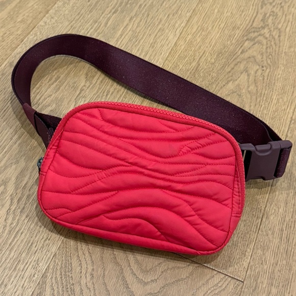 GUC Lululemon Team Canada Quilted Everywhere Belt Bag Crimson/Red Merlot - Picture 1 of 9